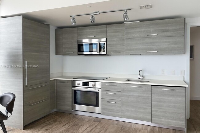 Foto del edificio - 650 NE 32nd St