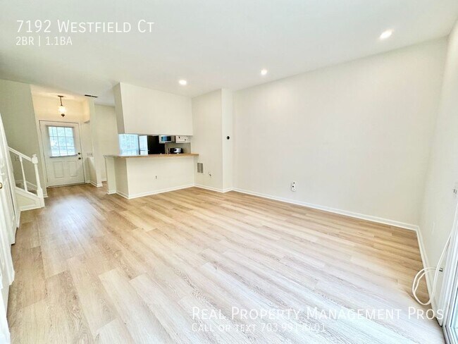 Building Photo - Sunny updated 2 bed 1.5 bath townhome back...