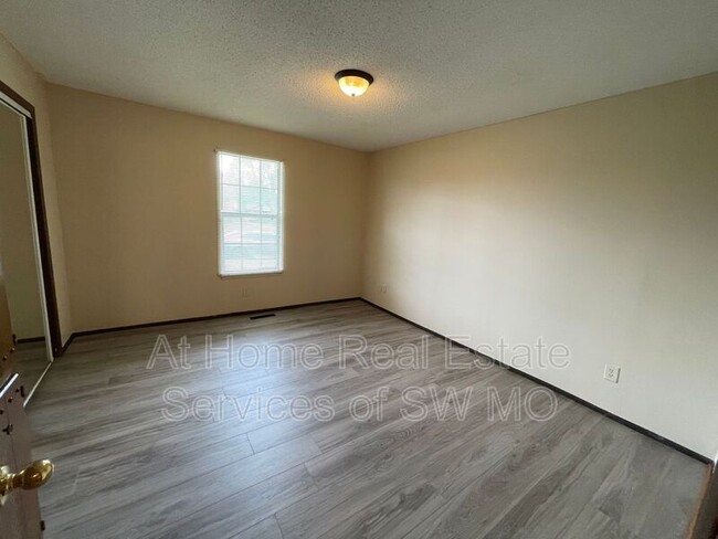 Foto del edificio - 3339 E Southern Hills Blvd