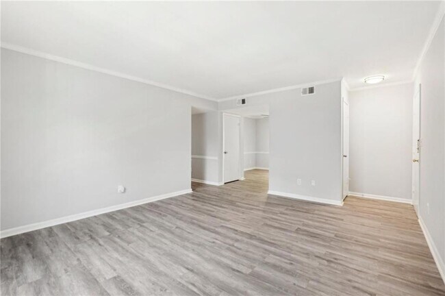 Foto del edificio - 5560 Kingsport Dr