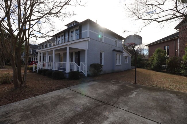 Building Photo - 4910 Colonial Dr