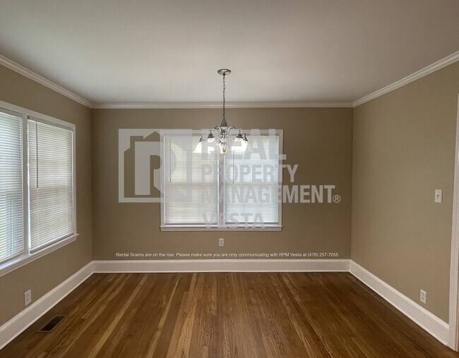Foto del edificio - Surprisingly Spacious Four Bedroom Home in...