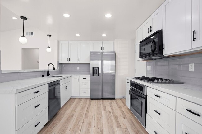 Building Photo - Beautiful 3Br/2Ba - Just Renovated! Desira...