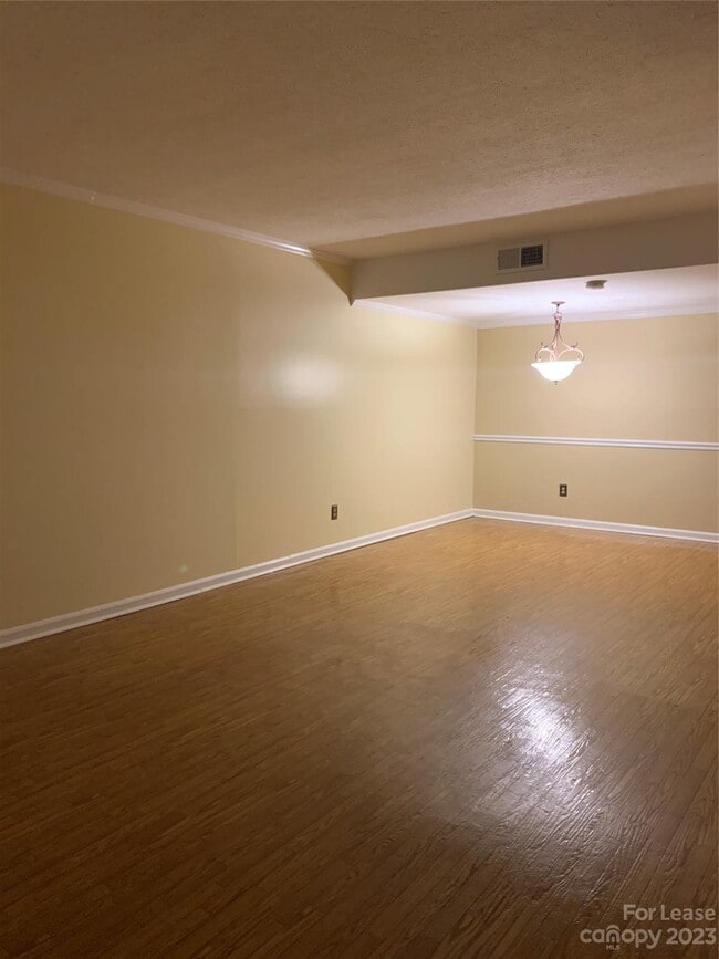 Building Photo - 7907 Oak Meadow Ct
