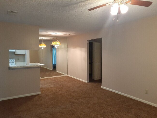 Building Photo - 502 Thorncliff #202, Newport News, VA 23608