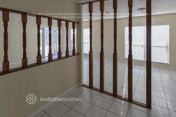 Building Photo - 621 NE Helicon Ln
