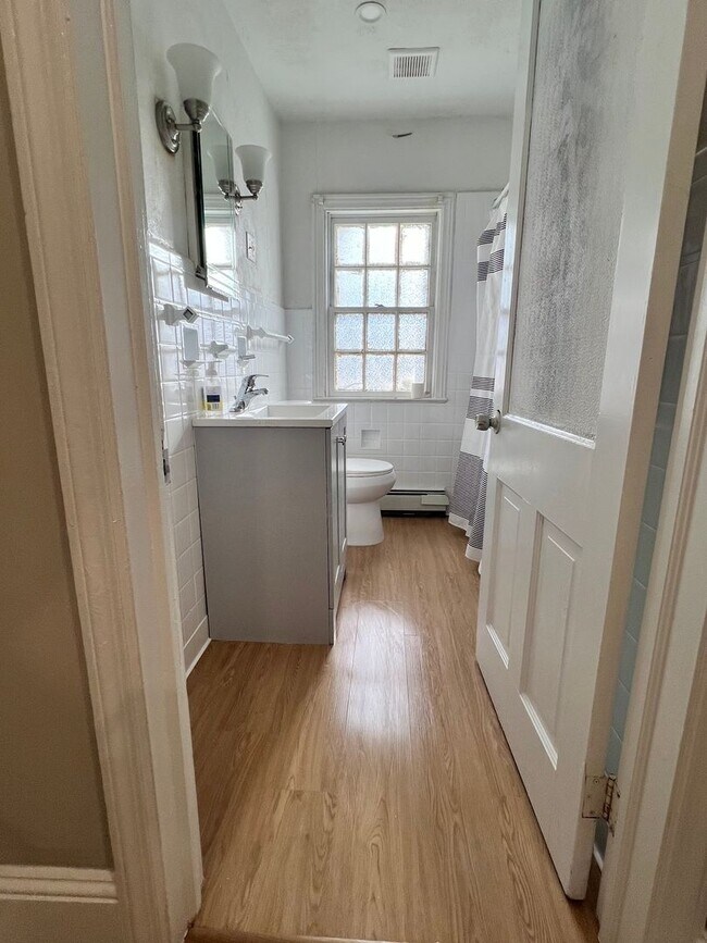 Foto del edificio - Pennington Rd, Ewing, NJ – 6BR / 2BA. Large single-family home near TCNJ with spacious driveway
