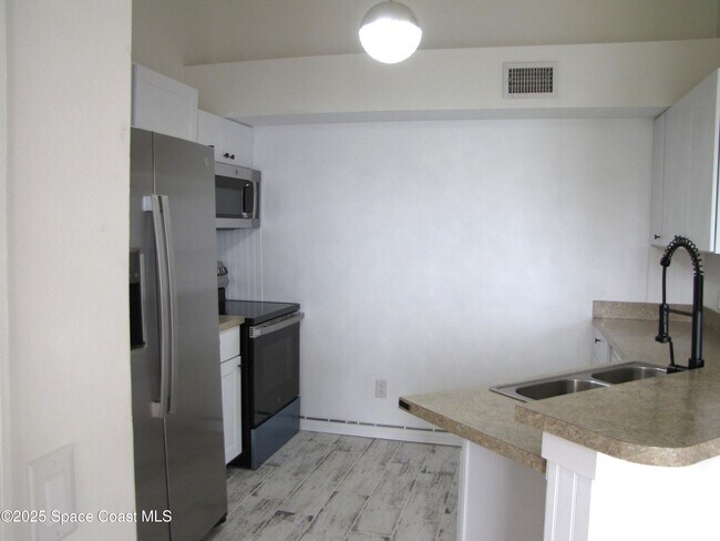Foto del edificio - 7330 N Cocoa Blvd