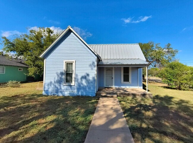 Building Photo - Charming 2 Bedroom/1.5 bathroom Home + gue...