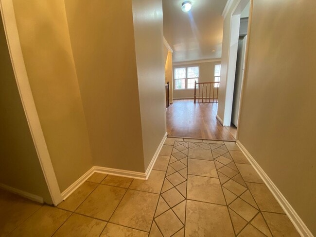 Building Photo - A three bedroom plus den, three and one half bath townhouse conveniently located in Rockville Mar...