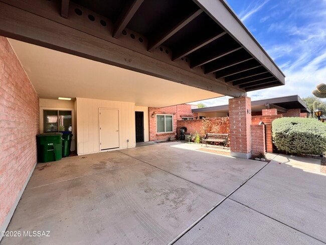 Building Photo - 5526 N Arroyo Grande Dr