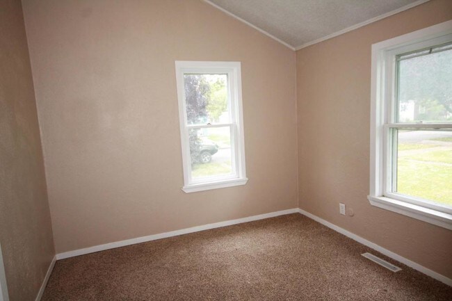 Building Photo - 406 N 8th St #1 Grand Forks, ND 58203