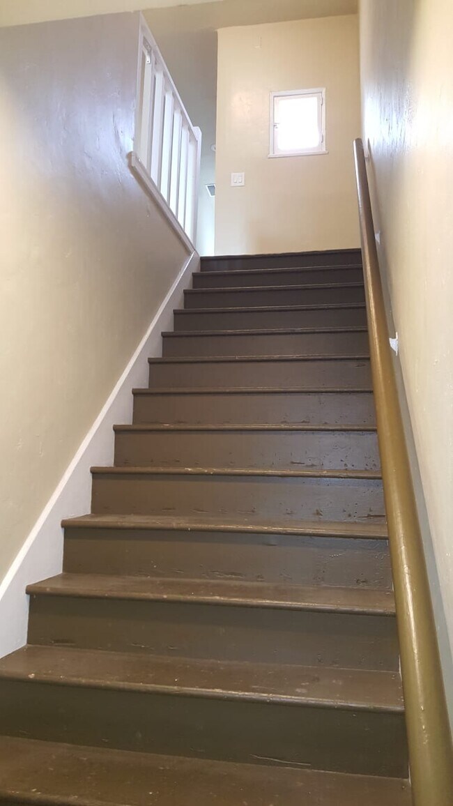 Private front steps leading up to apartment - 1944 N Hoover St