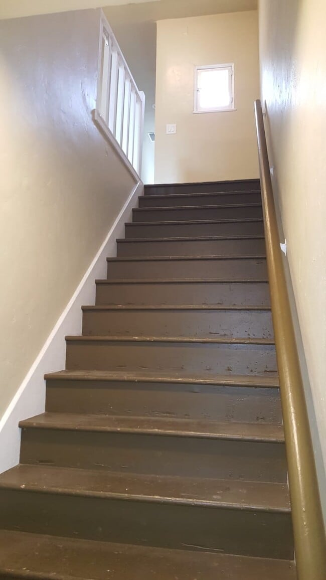 Private front steps leading up to apartment - 1944 N Hoover St