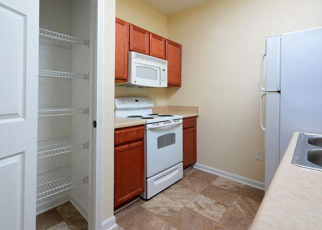 Building Photo - Beautiful 2-Bedroom Apartment available NOW!