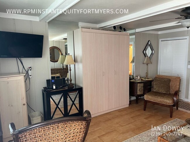 Building Photo - Fully Furnished Studio Few Minutes From th...