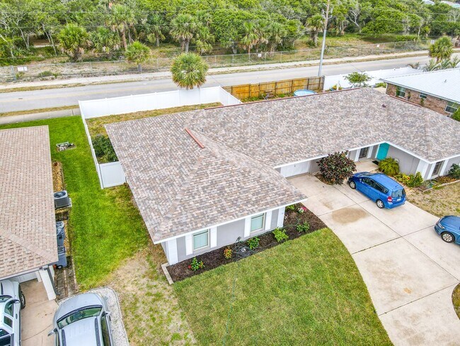 Building Photo - Lovely 2 Bedroom 2 Bath Duplex
