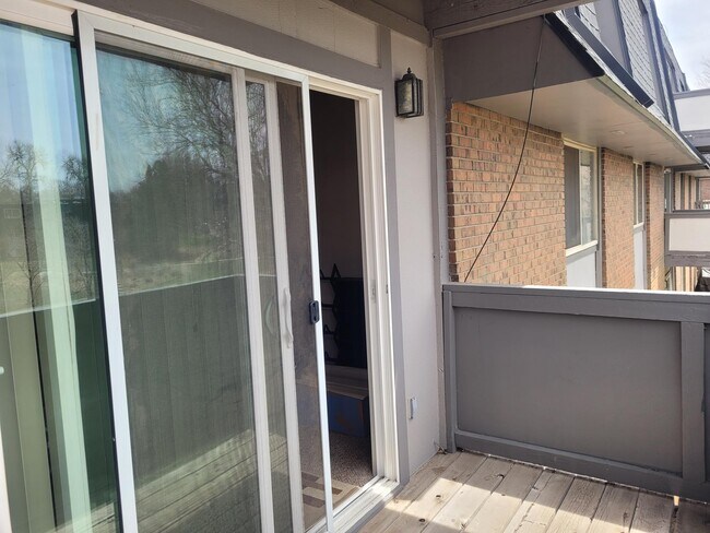 Foto del edificio - 230 E Highline Cir