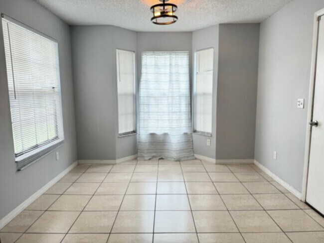 Building Photo - Beautiful 3/2 Corner Lot with Extra Den/Of...