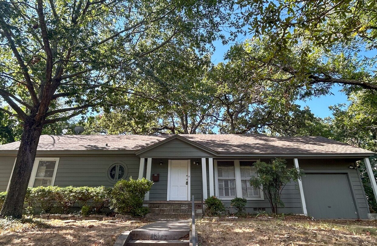 Foto principal - 3 bed 2 bath in the heart of Denton TX