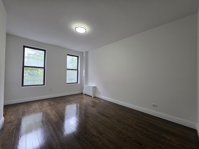 Building Photo - 216 E 89th St
