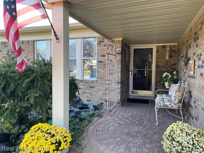 Foto del edificio - 5255 Folkstone Dr