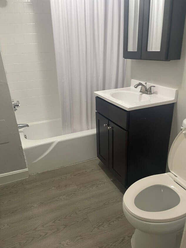 Foto del edificio - No Fee July Renovated Sunny Studio With Stainless kitchen Heat hw Inc No Fee Students ok.