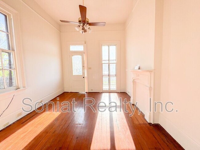 Foto del edificio - 2657 Ursuline Ave