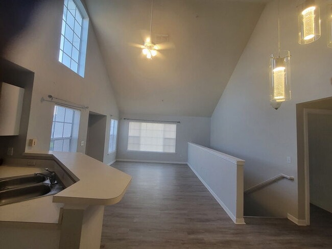 Building Photo - 9077 Lee Vista Blvd