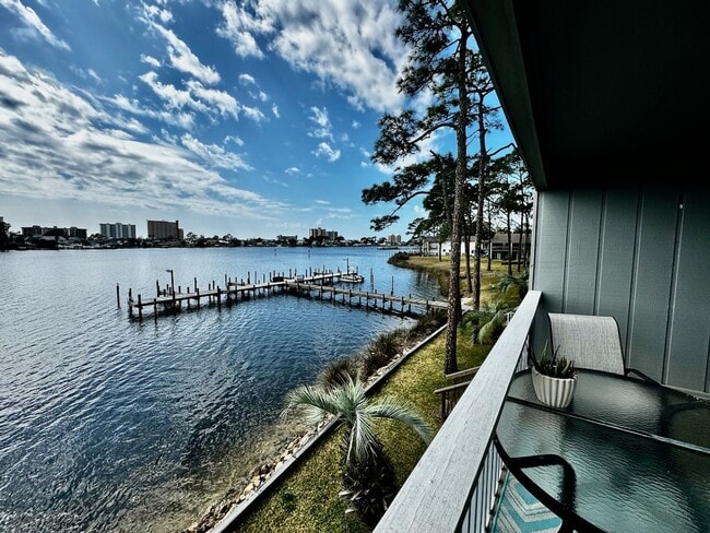 Foto del edificio - $500 discount on the first month's rent for qualified tenants Quality Waterfront Gated Community ...