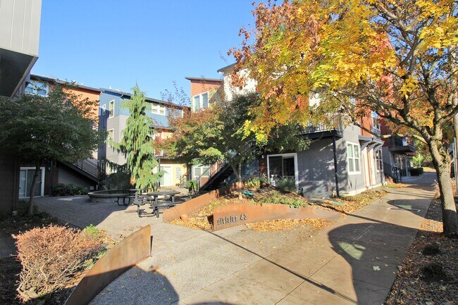 Foto del edificio - SE DIVISION/HAWTHORNE LOFT: FULLY FURNISHED