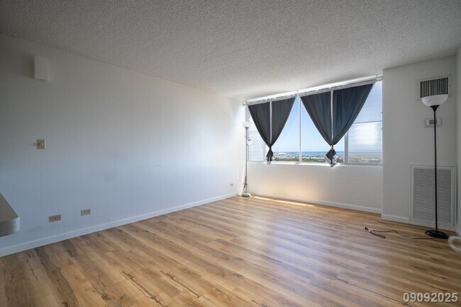 Foto del edificio - Secure 1bd/1ba/1pkg in Harbor Ridge - $270...