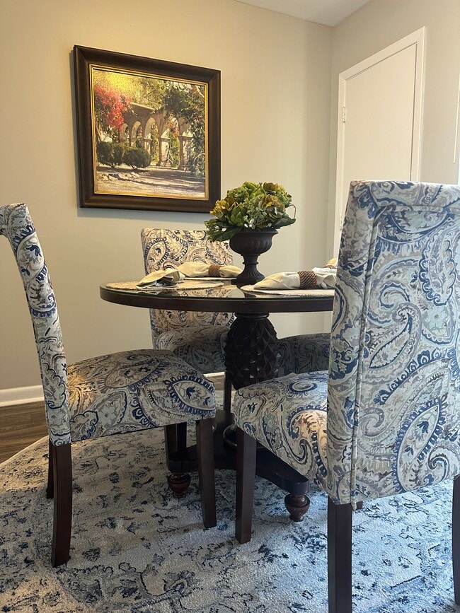 Deluxe Dining Room - Foxwood Apartment Townhomes