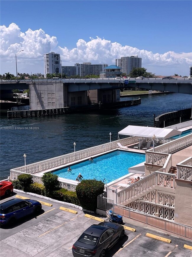 Building Photo - 1817 S Ocean Dr