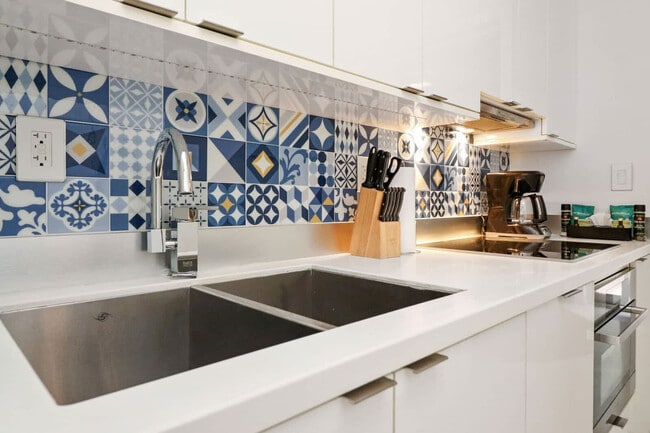 Building Photo - 250 Collins Ave