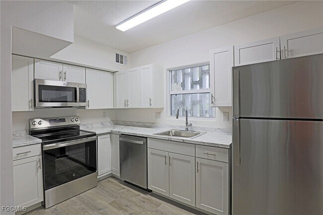 Foto del edificio - 2590 First St