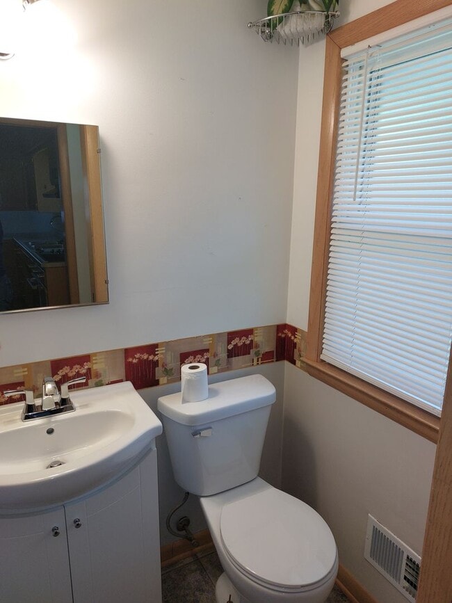 Building Photo - 3 bedroom 1.5 bath brick ranch home with f...