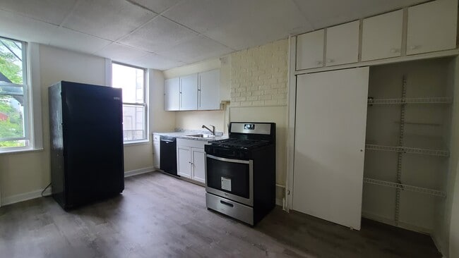 Building Photo - 302 Summit Ave