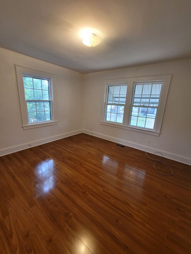 Building Photo - 2 BR on Gordon Looks great!