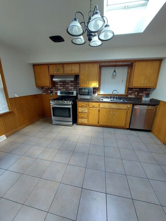 Foto del edificio - Corner lot with fenced in backyard!