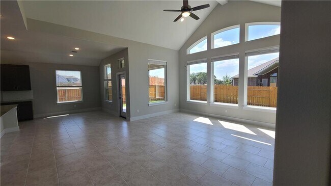 Foto del edificio - 2116 Palmera Ridge Blvd