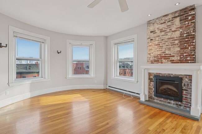 Foto del edificio - 583 Massachusetts Ave