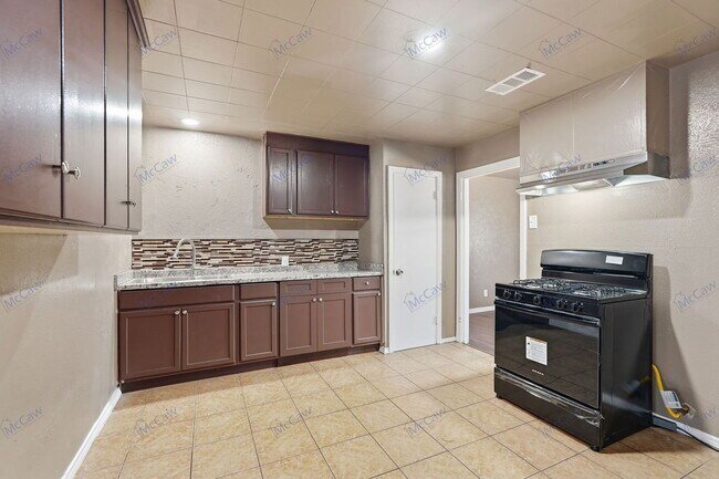 Foto del edificio - 3130 S Llewellyn Ave