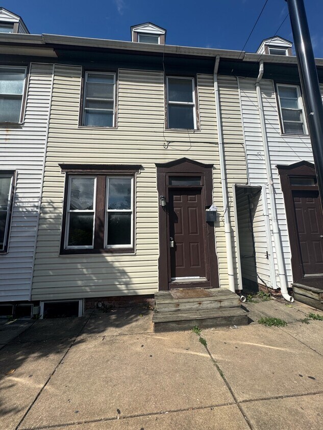 Foto principal - 138 S Penn St
