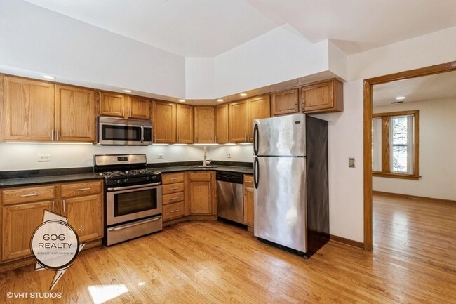 Building Photo - Beautiful Logan Square Apartments!