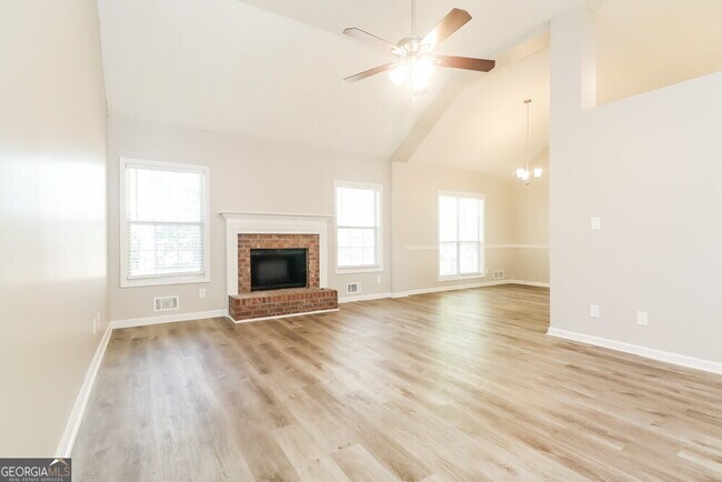 Foto del edificio - 250 Ashley Oaks Dr