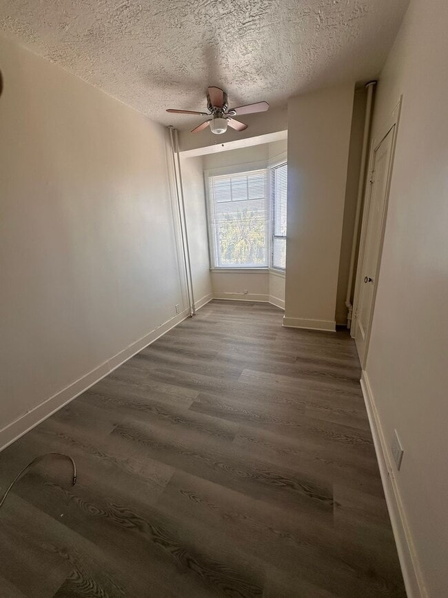 Building Photo - Bright & Spacious 1 Bed / 1 Bath in the He...