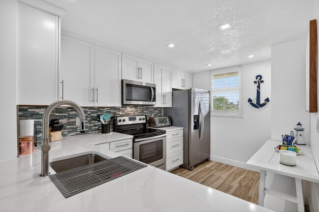 Building Photo - 9940 S Ocean Dr