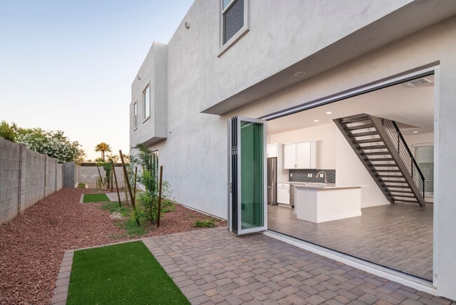 Building Photo - Luxana