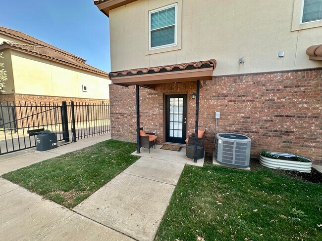 Building Photo - 2108 Main St